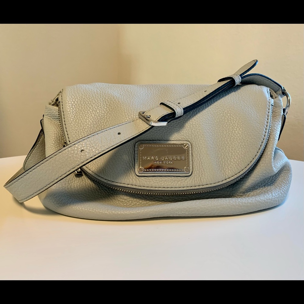 Mark Jacobs light gray pebbled leather messenger flap bag.